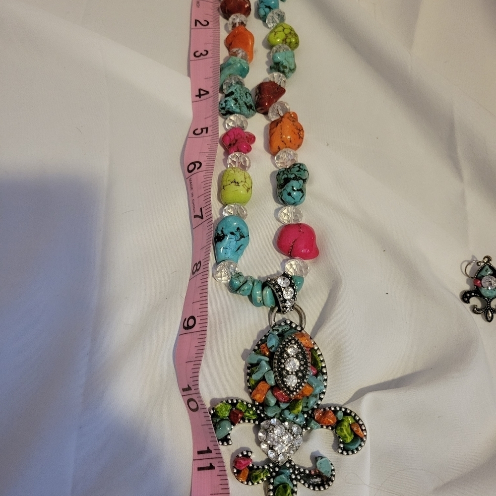 Fleur de lis necklace & earrings - Picture 4 of 5